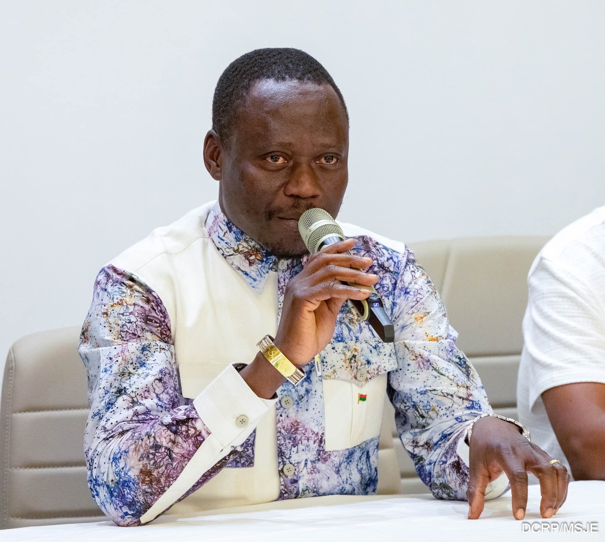 Le Ministre des Sports, de la Jeunesse et de l’Emploi, Roland Somda a rendu visite aux Étalons en regroupement depuis le 1er septembre 2025 pour les 7e et 8e journées des éliminatoires de la Coupe du Monde 2026