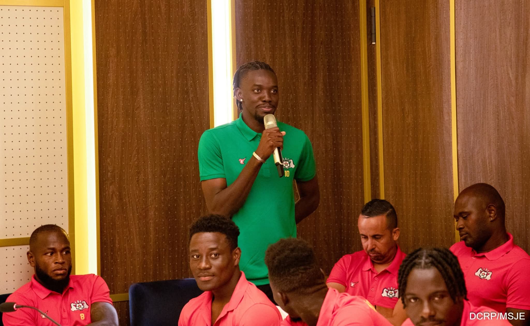 Le Ministre des Sports, de la Jeunesse et de l’Emploi, Roland Somda a rendu visite aux Étalons en regroupement depuis le 1er septembre 2025 pour les 7e et 8e journées des éliminatoires de la Coupe du Monde 2026