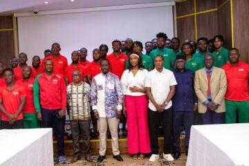 Le Ministre des Sports, de la Jeunesse et de l’Emploi, Roland Somda a rendu visite aux Étalons en regroupement depuis le 1er septembre 2025 pour les 7e et 8e journées des éliminatoires de la Coupe du Monde 2026