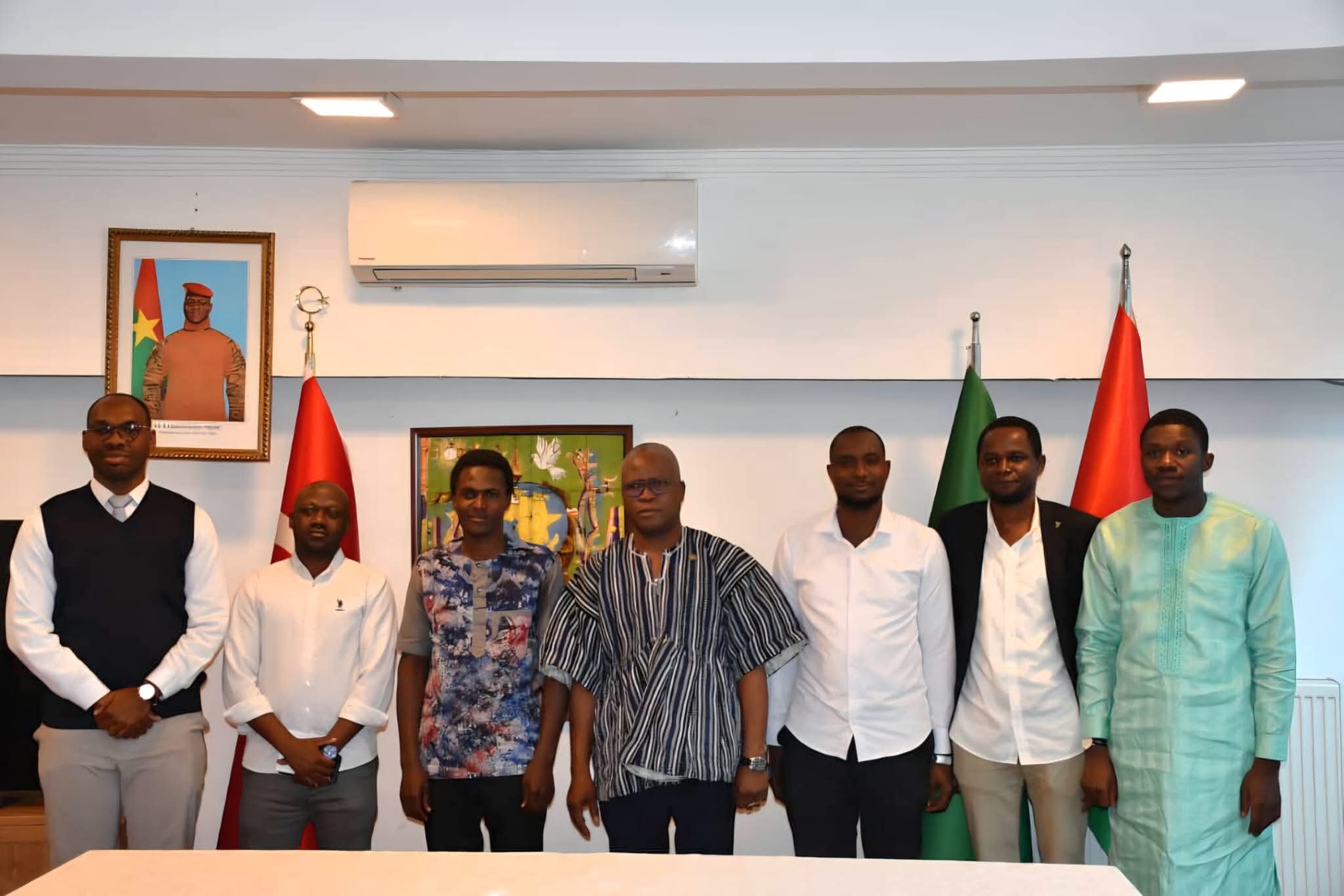 Le 13 septembre 2025 à Ankara, les délégués du Haut Conseil des Burkinabè de l’Extérieur (HCBE) de la juridiction de la Türkiye ont reçu des mains de Vinta Somé, Ambassadeur du Burkina Faso à Ankara, leurs lettres de mandat