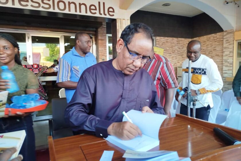 L’écrivain burkinabè, AG Ibrahim Mohamed a dédicacé, ce jeudi 11 septembre 2025 à la librairie Mercury de Ouagadougou, son nouvel ouvrage intitulé « Burkina Faso : un ténor de l’or ».