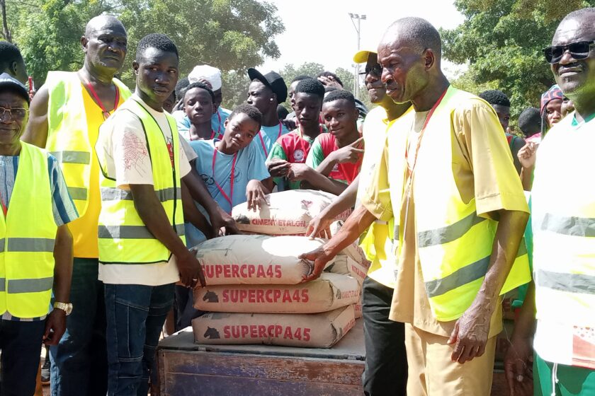 En marge de la la 1ere édition de la compétition de volleyball dénommée « Challenge international AES U17 » qu'elle organise, l'ASPS a fait son d'une tonne de ciment à Faso Mêbo, 19 septembre 2025
