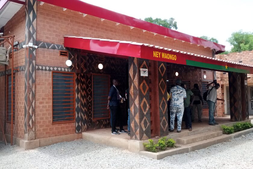 Dans le cadre de la Pré-SAMAO, les acteurs du secteur extractif ont visité l'usine de CIMAF et un bâtiment construit avec les matériaux locaux, 24 septembre 2025