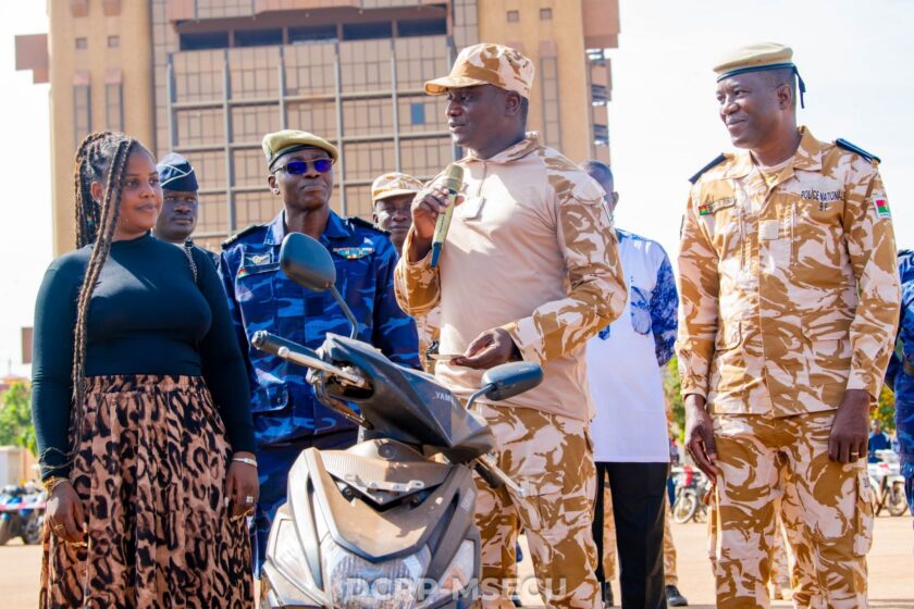 Le ministère en charge de la Sécurité a procédé, ce 8 octobre 2025 à Ouagadougou, à la restitution d’engins volés à leurs propriétaires légitimes
