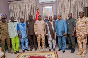 Visite d'une délégation d'anciens DG de la Police nationale au ministre de la Sécurité, 9 octobre 2025