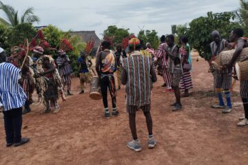 Dans le cadre du SITHO 2025, la Troupe guerrière de Sa Majesté Naaba Balem Ziiré de Zecco a offert une prestation culturelle le 27 septembre 2025 à l’hôtel Oasis Saint-Michel de Tintilou