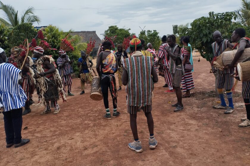 Dans le cadre du SITHO 2025, la Troupe guerrière de Sa Majesté Naaba Balem Ziiré de Zecco a offert une prestation culturelle le 27 septembre 2025 à l’hôtel Oasis Saint-Michel de Tintilou