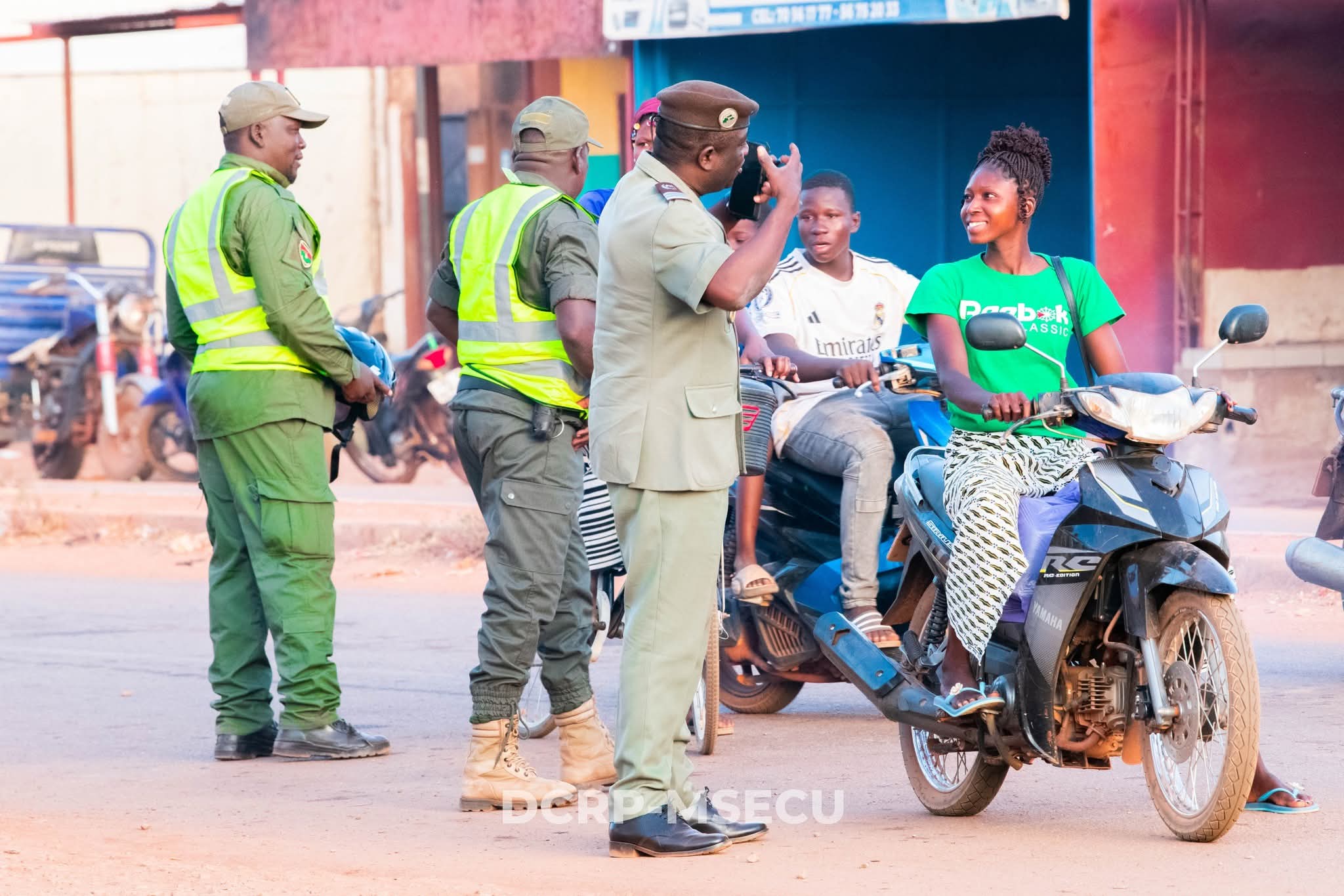 À l’occasion de la 17ᵉ Journée Nationale de Sensibilisation sur la Sécurité Routière (JNSSR) a mené une campagne à Boromo, Bobo et Koudougou, 15 au 19 novembre 2025