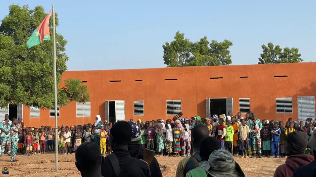 La Gendarmerie nationale a effectué une cérémonie de montée des couleurs avec la population à Toéni, 17 novembre 2025