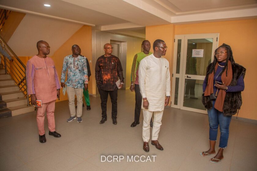 Le ministre de la Communication contrôle la présence effective des agents de son département