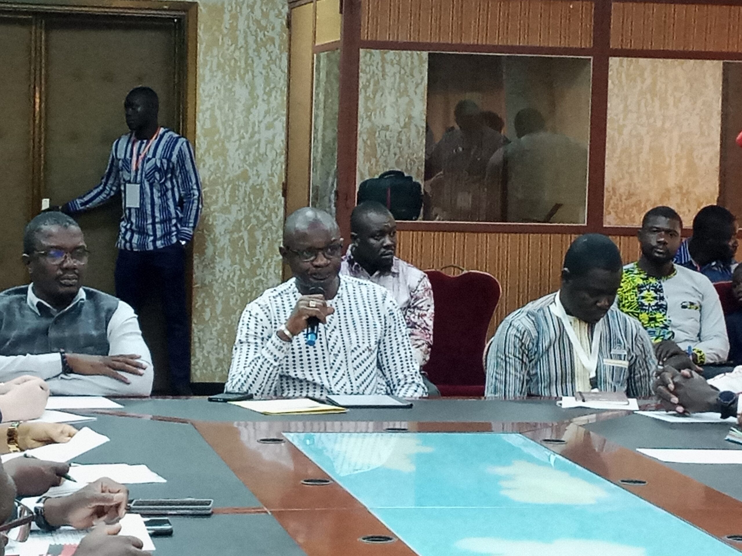 En marge de la 6e édition de la SEERA, le ministère de l'énergie a organisé une table ronde du secteur de l'énergie, 8 novembre 2025