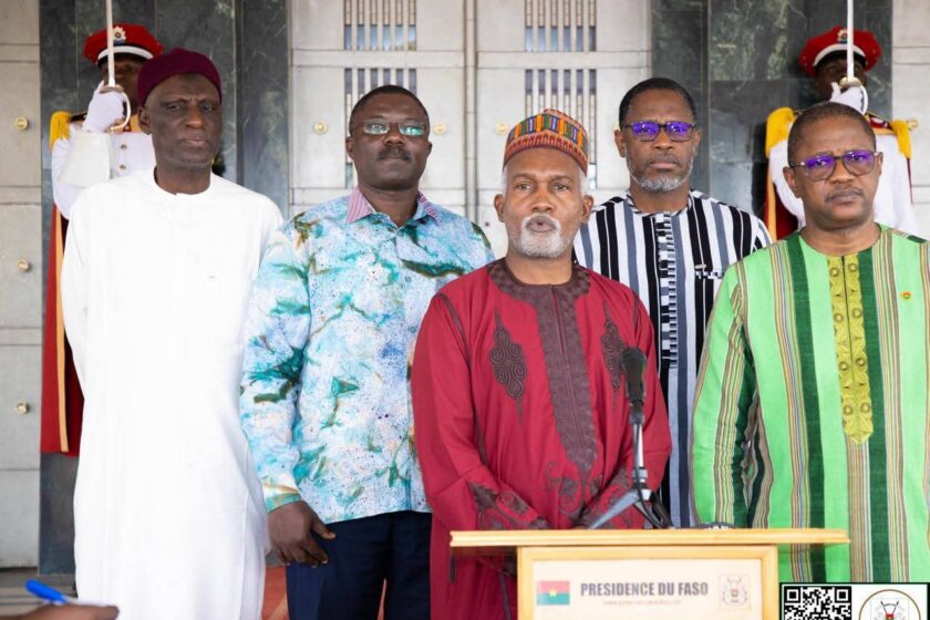 Le Président du Faso, Chef de l’État, Son Excellence le Capitaine Ibrahim TRAORÉ, a reçu en audience, ce 17 décembre 2025 à Ouagadougou, le Ministre des Affaires étrangères de la République fédérale du Nigéria, M. Yusuf Maitama TUGGAR.