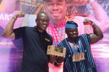 Zan Alfred Bady, alias « Le Caterpillar » présente ses médailles à son partenaire Neemba Burkina, 23 décembre 2025