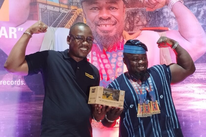 Zan Alfred Bady, alias « Le Caterpillar » présente ses médailles à son partenaire Neemba Burkina, 23 décembre 2025