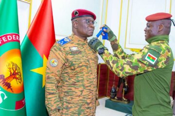 Promu Général de division, le ministre de la Défense, Célestin Simporé reçoit ses attributs des mains du Président du Faso, 8 janvier 2025
