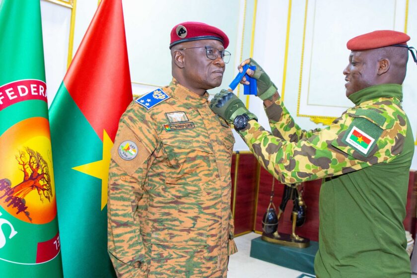 Promu Général de division, le ministre de la Défense, Célestin Simporé reçoit ses attributs des mains du Président du Faso, 8 janvier 2025