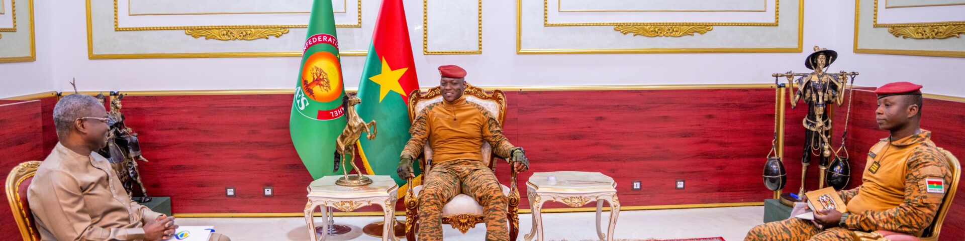 Le Président du Faso a reçu ce lundi 19 Janvier 2026 en audience, le président de la Commission de l'Union économique et Monétaire Ouest Africaine (UEMOA), Abdoulaye Diop