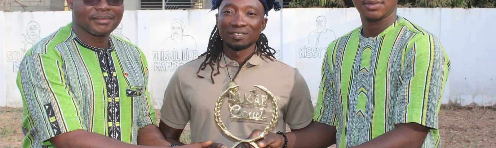 L'étudiant en master Sagou Banou présente son trophée remporté à Dakar Court International à la communauté éducative de l’ISIS-SE, 9 février 2026