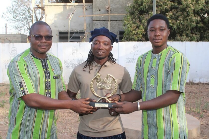 L'étudiant en master Sagou Banou présente son trophée remporté à Dakar Court International à la communauté éducative de l’ISIS-SE, 9 février 2026