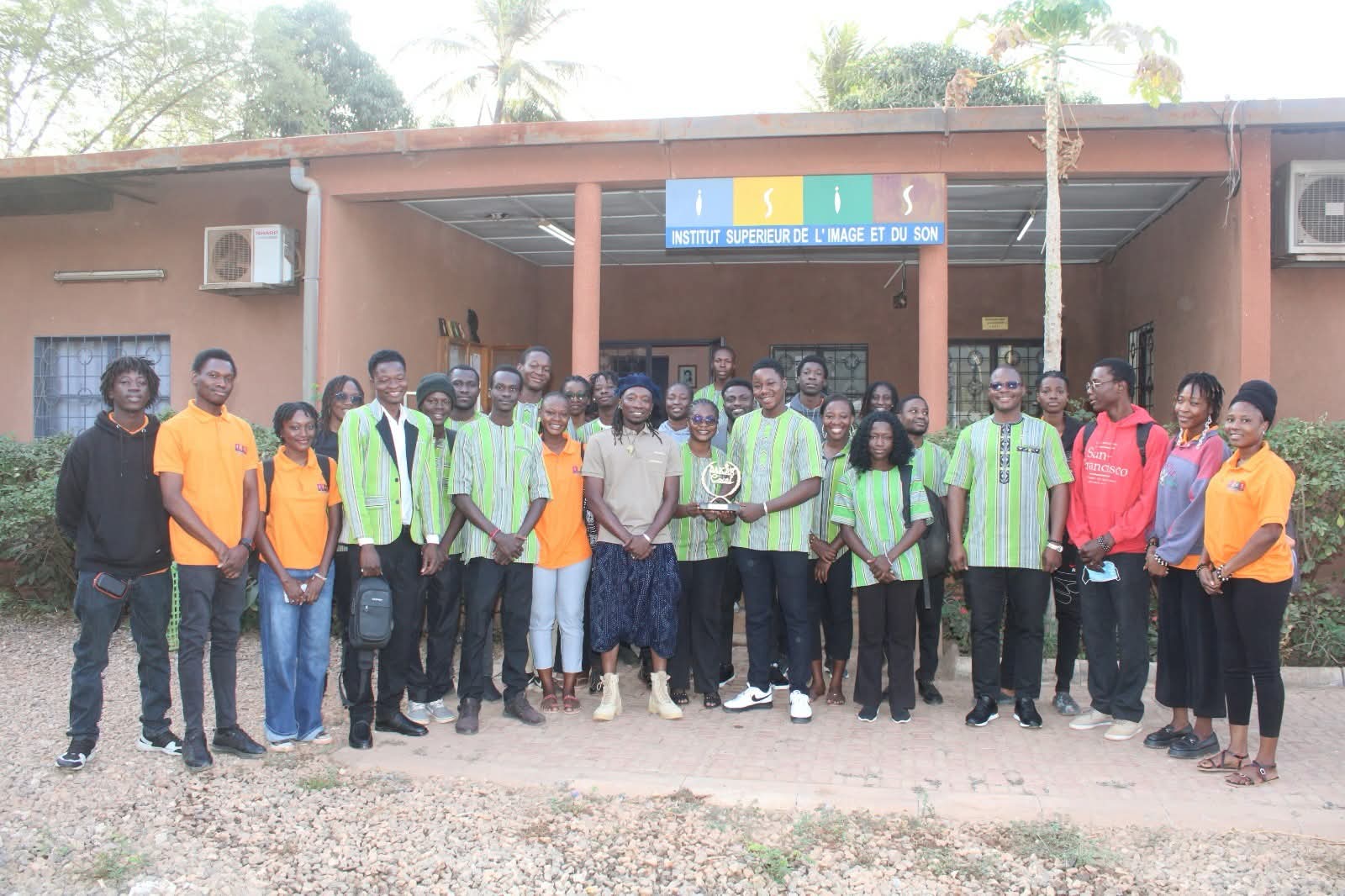 L'étudiant en master Sagou Banou présente son trophée remporté à Dakar Court International à la communauté éducative de l’ISIS-SE, 9 février 2026