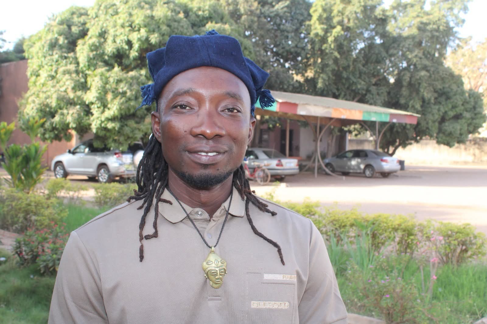 L'étudiant en master Sagou Banou présente son trophée remporté à Dakar Court International à la communauté éducative de l’ISIS-SE, 9 février 2026