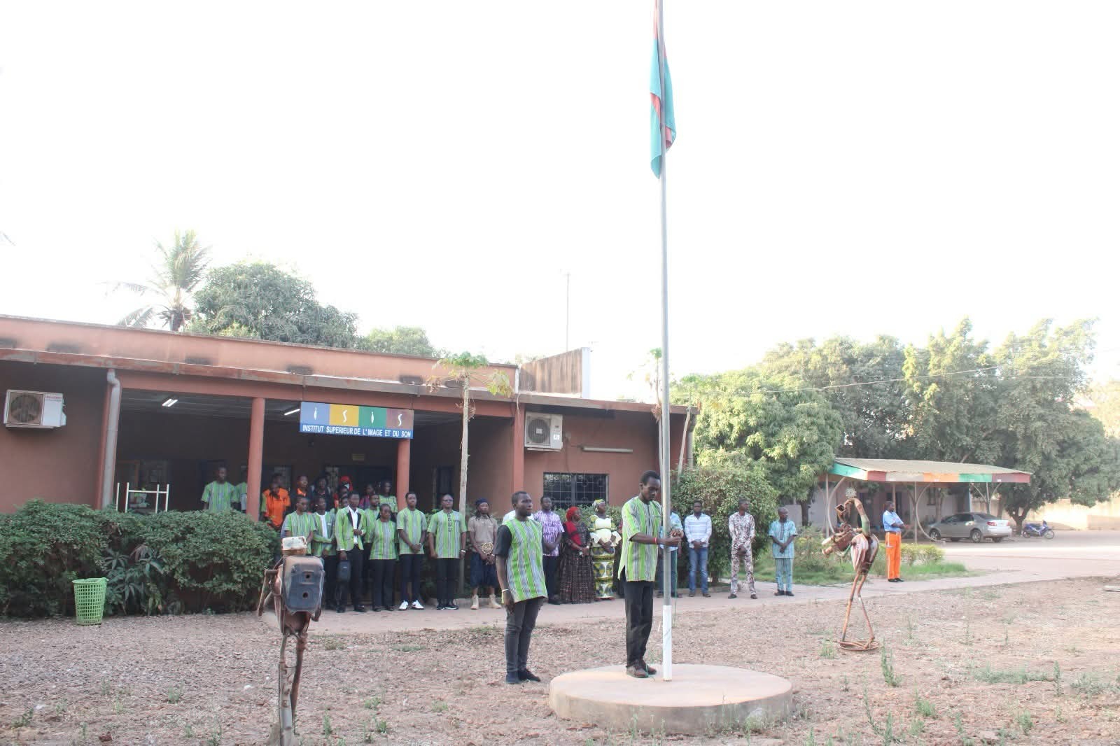 L'étudiant en master Sagou Banou présente son trophée remporté à Dakar Court International à la communauté éducative de l’ISIS-SE, 9 février 2026