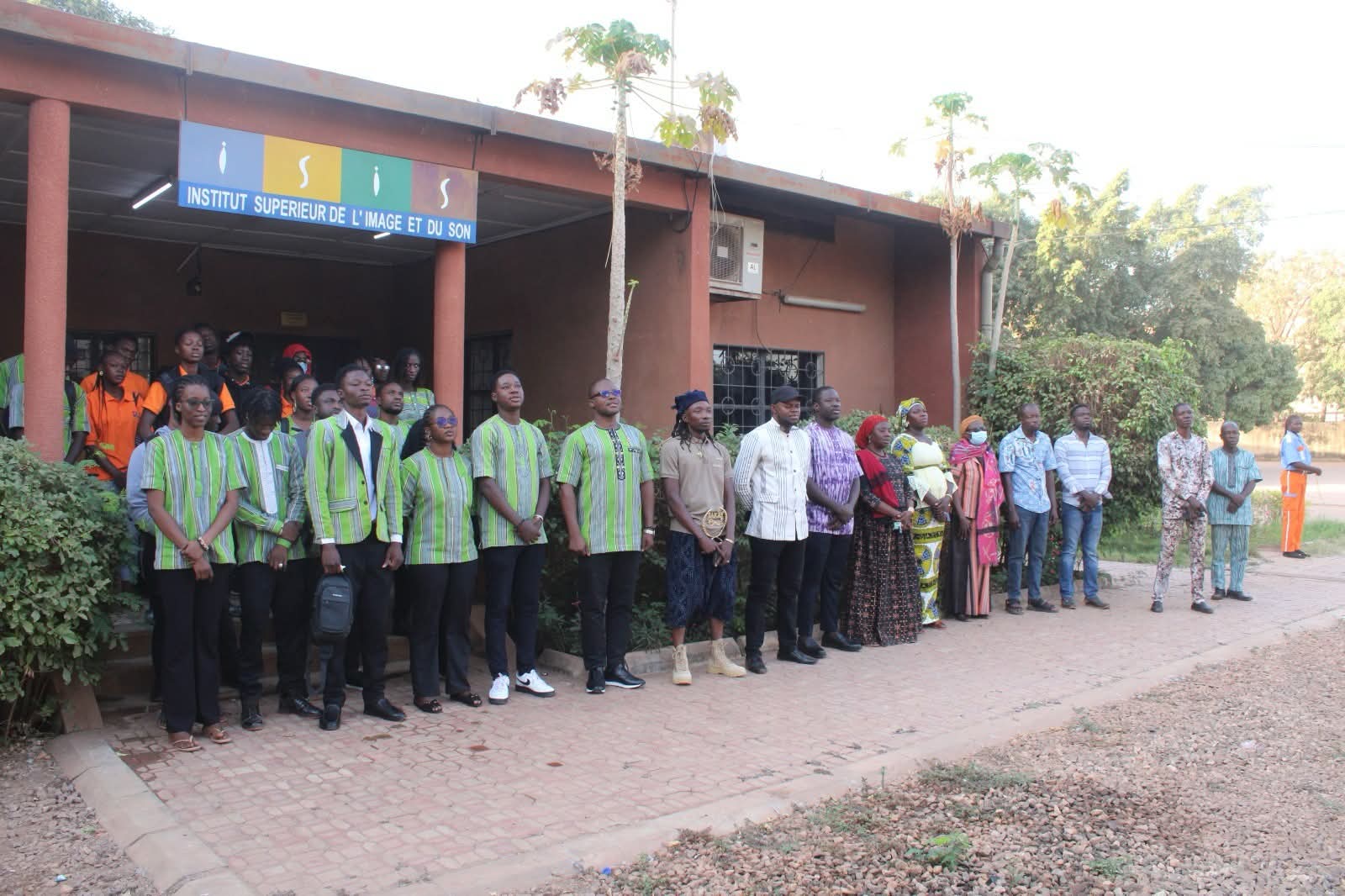 L'étudiant en master Sagou Banou présente son trophée remporté à Dakar Court International à la communauté éducative de l’ISIS-SE, 9 février 2026