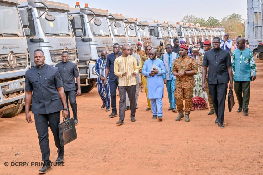Le Premier ministre Jean Emmanuel Ouédraogo a remis un important lot de matériels logistiques au CONASUR, 11 février 2026