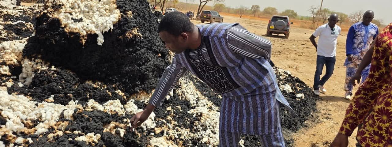 À la suite de l’incendie qui a ravagé un stock de coton à Doussi, le DG de SOFITEX a effectué une visite dans la localité, 24 février 2026