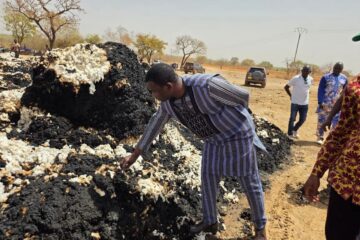 À la suite de l’incendie qui a ravagé un stock de coton à Doussi, le DG de SOFITEX a effectué une visite dans la localité, 24 février 2026