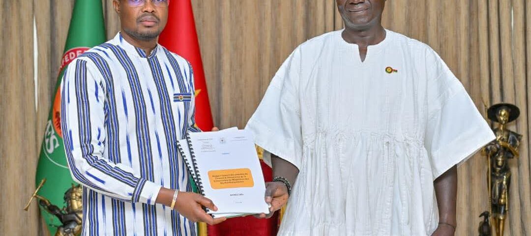 Le Conseiller spécial du Président du Faso chargé des questions de bonne gouvernance et de lutte contre la corruption remet la cartographie des dysfonctionnement de l'administration au Premier ministre, 2 mars 2026