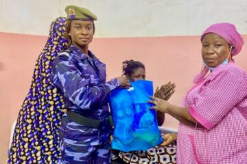 Dans le cadre de la célébration du 8 mars 2026, le personnel féminin de la 4e Légion de Gendarmerie de Dori a fait une remise de dons au CHR de Dori, 8 mars 2026