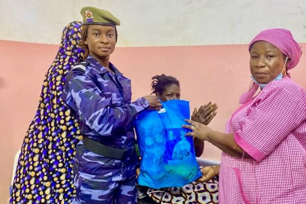 Dans le cadre de la célébration du 8 mars 2026, le personnel féminin de la 4e Légion de Gendarmerie de Dori a fait une remise de dons au CHR de Dori, 8 mars 2026