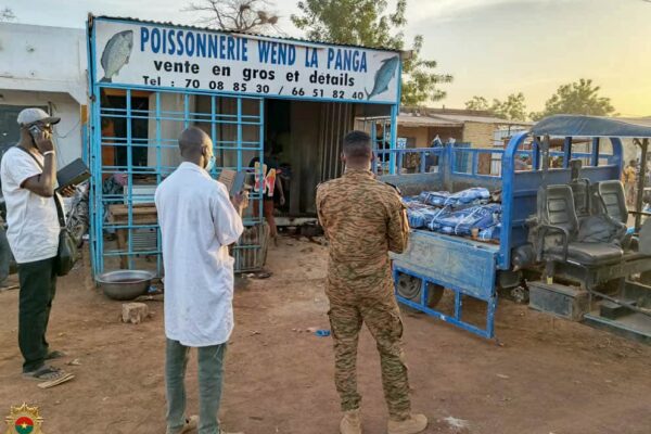 La Gendarmerie retire sur le marché 1,68 tonne de poissons avariés à Mogtedo, 12 mars 2026
