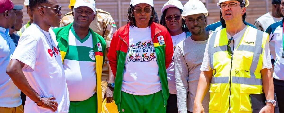 Visite de la ministre chargé des Sports, Annick Pikbougoum sur le chantier du stade de Leguema, 18 avril 2026