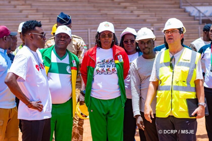 Visite de la ministre chargé des Sports, Annick Pikbougoum sur le chantier du stade de Leguema, 18 avril 2026