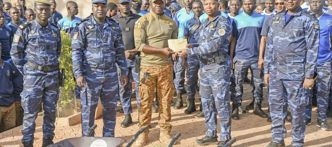 Le Commandement des Ecoles et Centres de Perfectionnement de la Gendarmerie Nationale a fait un don à l'Agence Faso Mêbo Bobo, 18 avril 2026