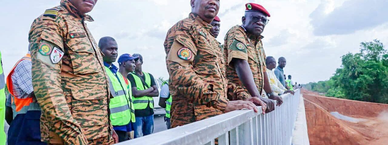 Les ministres chargés de la Construction et de la Défense visite le chantier du Pont de Hèrèdougou, 21 avril 2026