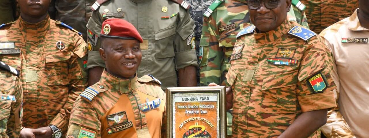Le ministre chargé de la Défense, le Général de division Célestin Simporé, a effectué une visite à la garnison de Bobo, 22 avril 2026