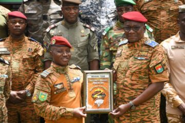 Le ministre chargé de la Défense, le Général de division Célestin Simporé, a effectué une visite à la garnison de Bobo, 22 avril 2026