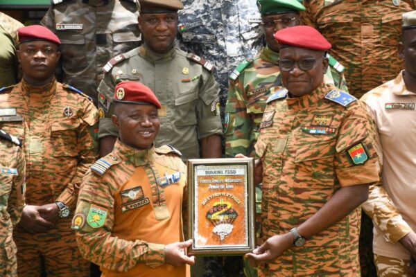 Le ministre chargé de la Défense, le Général de division Célestin Simporé, a effectué une visite à la garnison de Bobo, 22 avril 2026