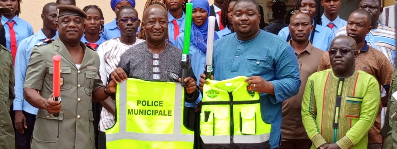 Dans une dynamique de solidarité et de responsabilité sociétale, le média La Tribune du Faso a procédé ce 14 avril 2026 à Koudougou, à une remise de matériel au profit de la Police municipale de Koudougou