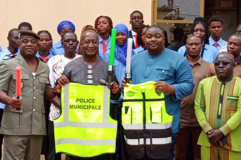 Dans une dynamique de solidarité et de responsabilité sociétale, le média La Tribune du Faso a procédé ce 14 avril 2026 à Koudougou, à une remise de matériel au profit de la Police municipale de Koudougou