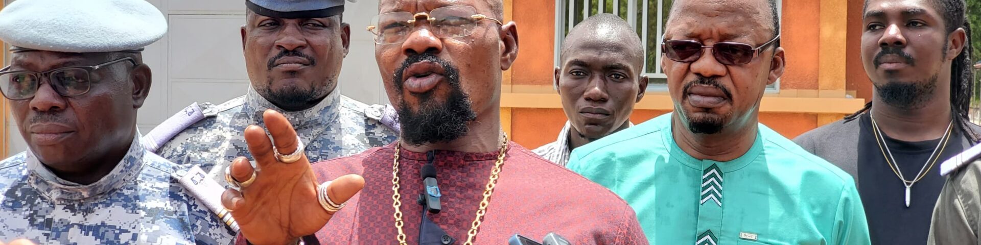 Dans le cadre d'une tournée nationale de sensibilisation contre la drogue et le banditisme, Charly Le sage a fait une visite à la Maison d'Arrêt et de Correction de Koudougou, 20 avril 2026