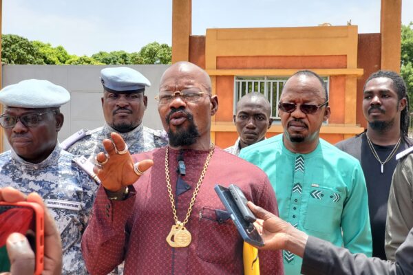 Dans le cadre d'une tournée nationale de sensibilisation contre la drogue et le banditisme, Charly Le sage a fait une visite à la Maison d'Arrêt et de Correction de Koudougou, 20 avril 2026