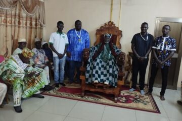 Dans le cadre des préparatifs de sa caravane de sécurité routière au cours de la SNC, le REJSER-BF a été reçu en audience par le Chef de Canton des Bobo Mandarè, 26 avril 2026