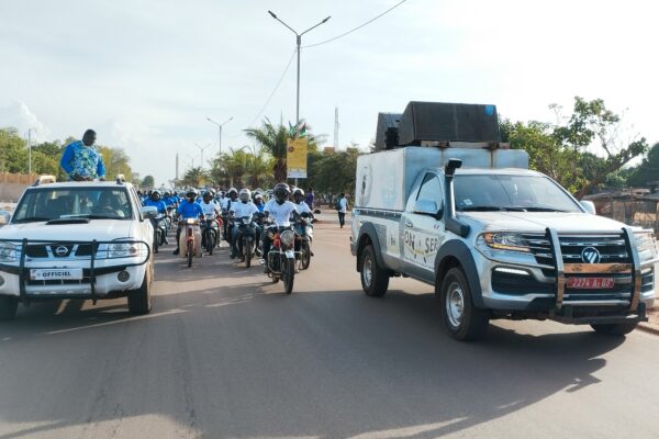 A l'occasion de la SNC, le REJSER-BF a organisé une caravane de sensibilisation sur le port du casque à Bobo Dioulasso, 28 avril 2026