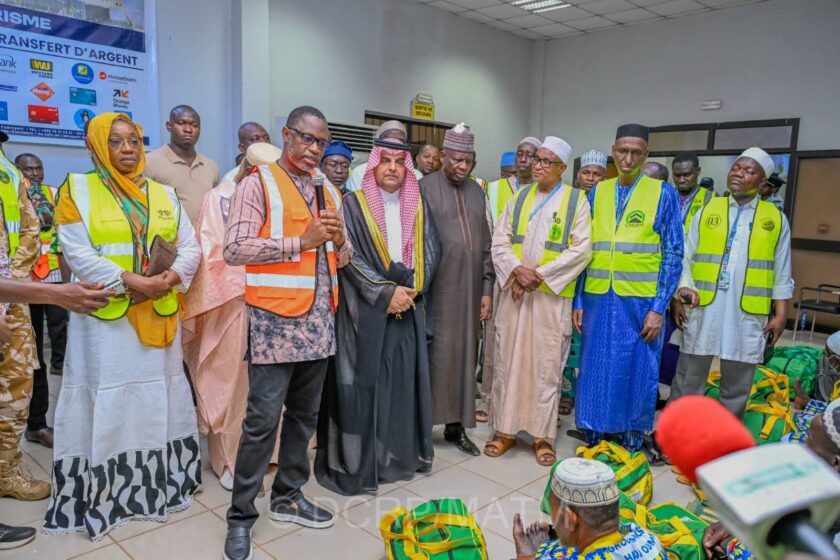 Le ministre chargé de l'Administration territoriale, Emile Zerbo au vol inaugural du Hadj 2026, 6 mais 2026
