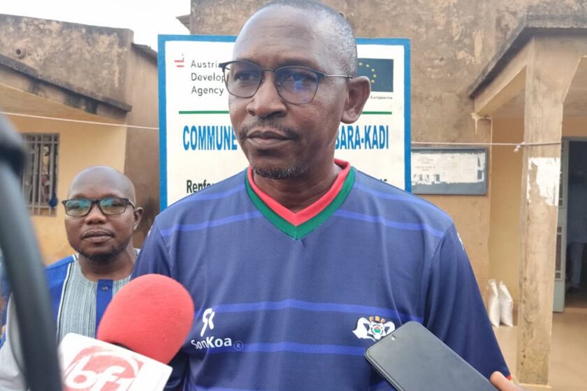 L'opérateur économique Drissa Traoré, par ailleurs, co-parrain de la 17e édition du FESTIMA a offert une tonne de vivres aux VDP de Sono, province du Kossin, 15 mai 2026