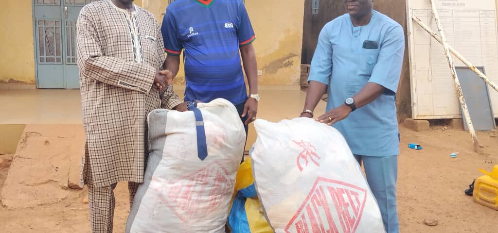 L'opérateur économique Drissa Traoré, par ailleurs, co-parrain de la 17e édition du FESTIMA a offert une tonne de vivres aux VDP de Sono, province du Kossin, 15 mai 2026